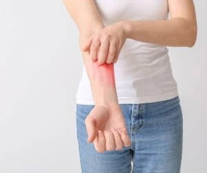 De dermatite de contato a sarna humana: conheça a importância de eliminar os ácaros da sua casa